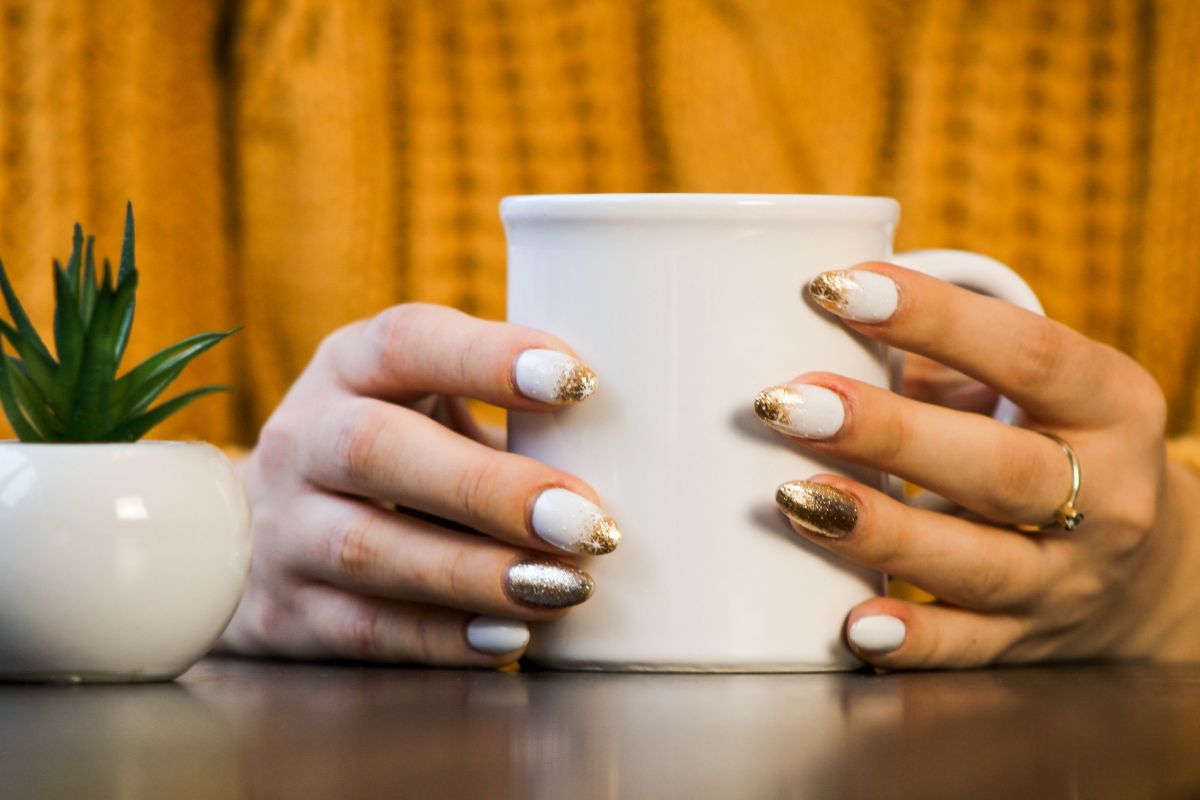 unhas com folha de ouro