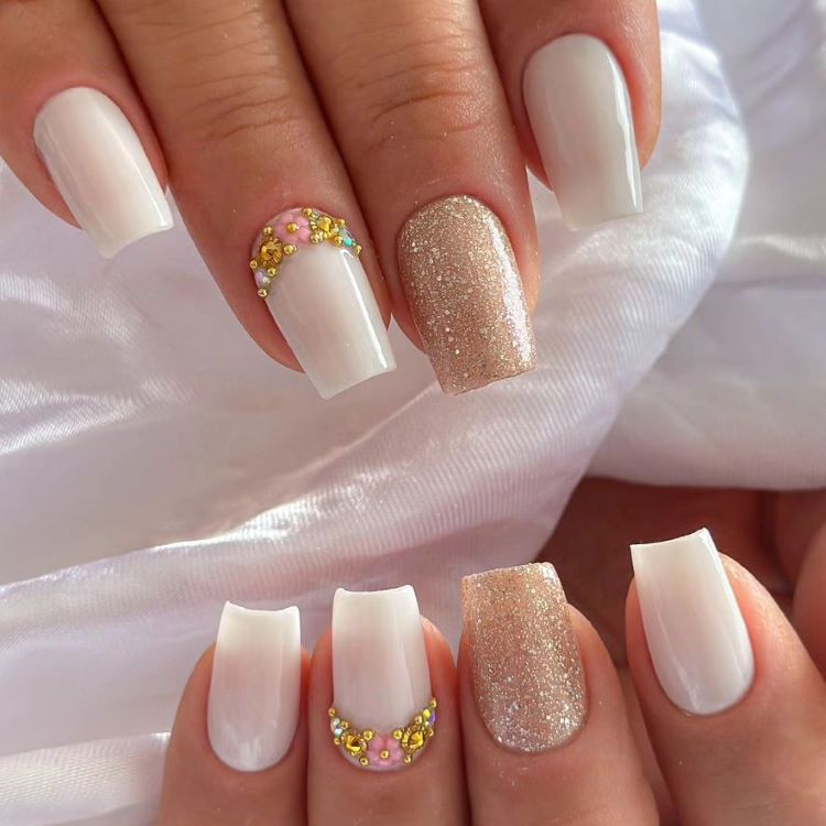 unhas de casamento branco e dourado