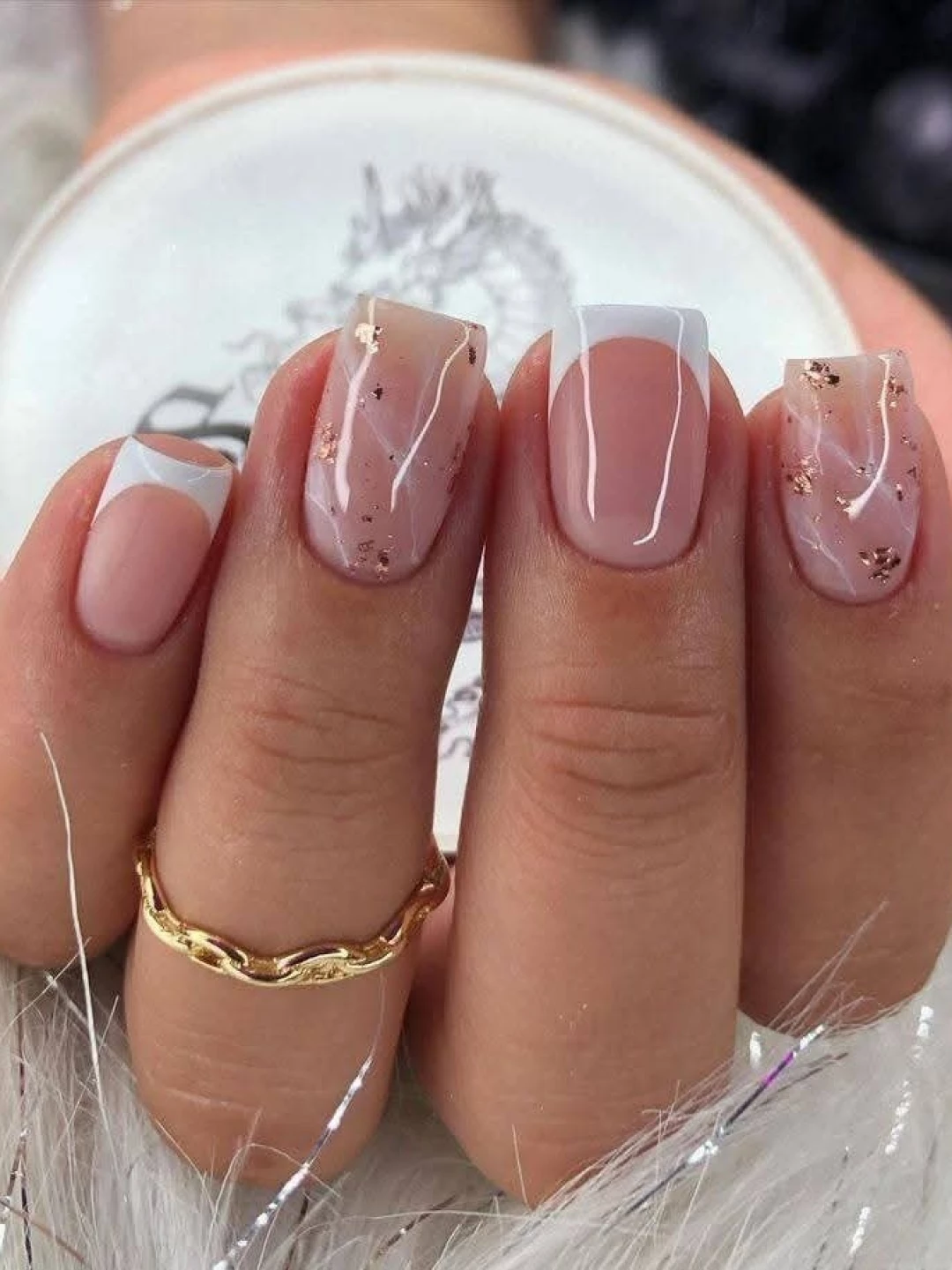 unha decorada nude e dourado