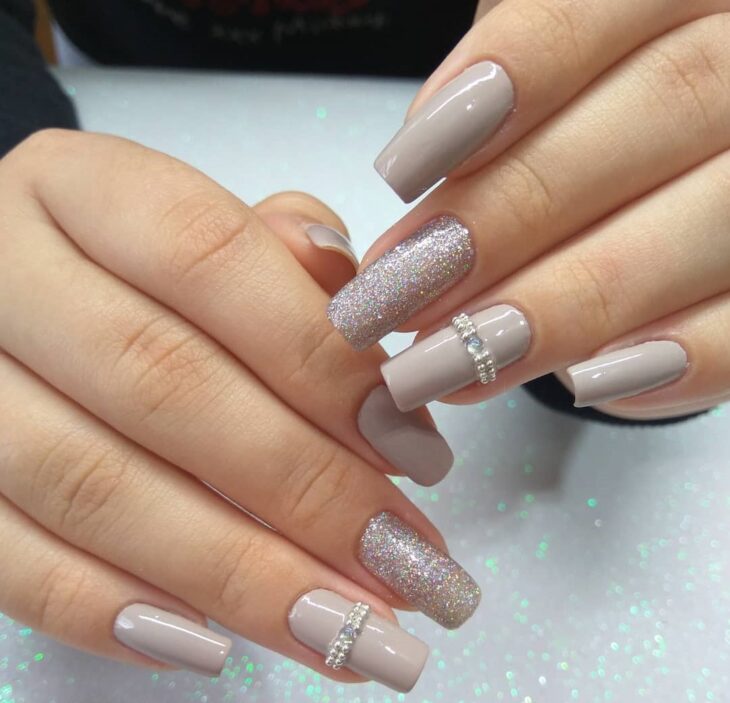 unha decorada nude com branco