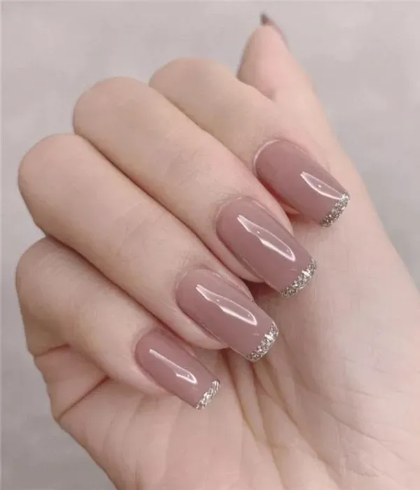 unha decorada nude com glitter