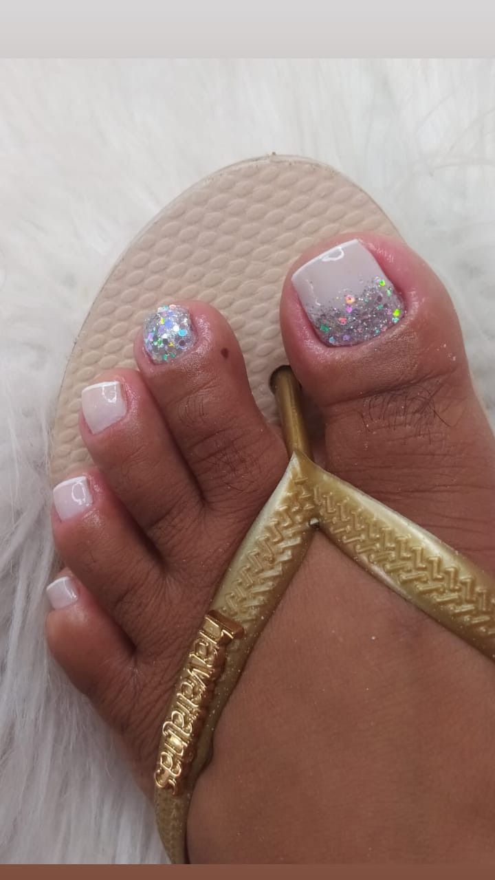 unha do pé com glitter invertido
