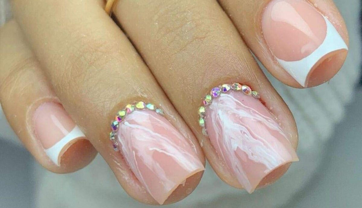 unhas com folha de ouro
