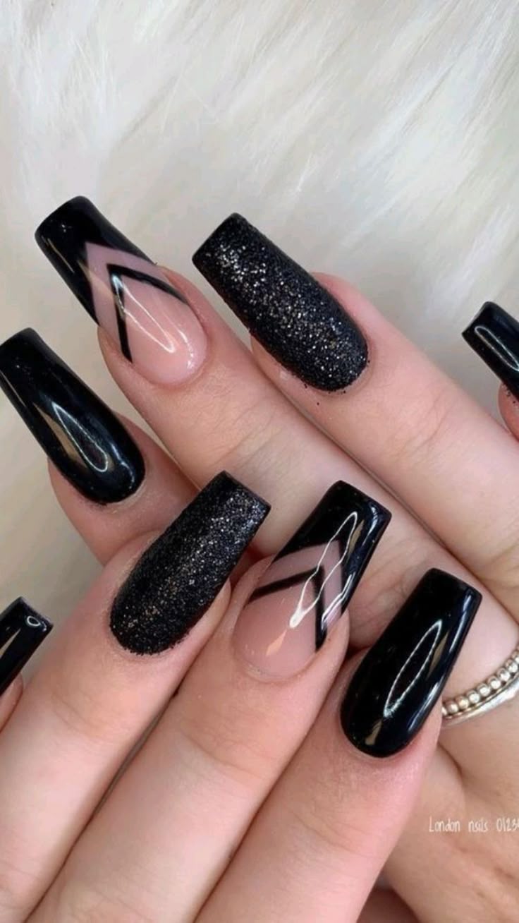 unha em gel preta com glitter