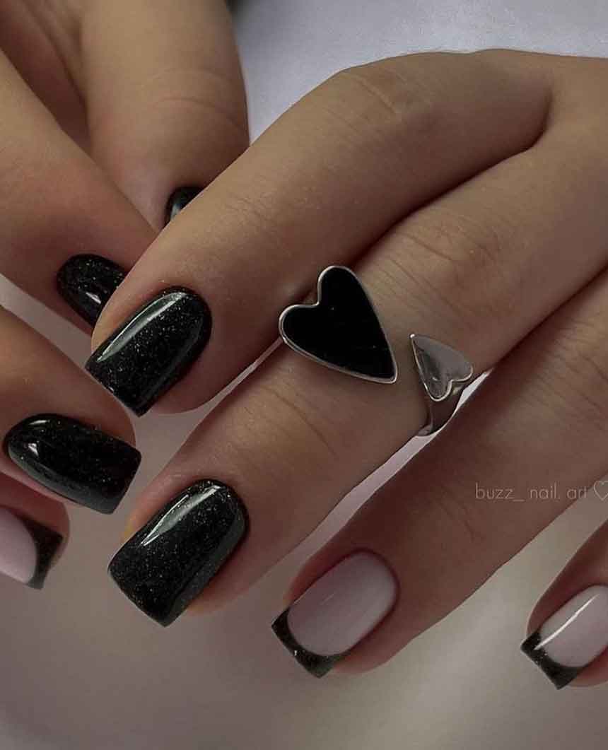 unha em gel preta com dourado