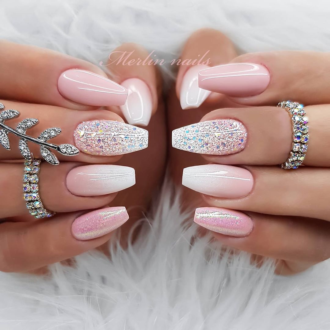 unha de gel com glitter encapsulado