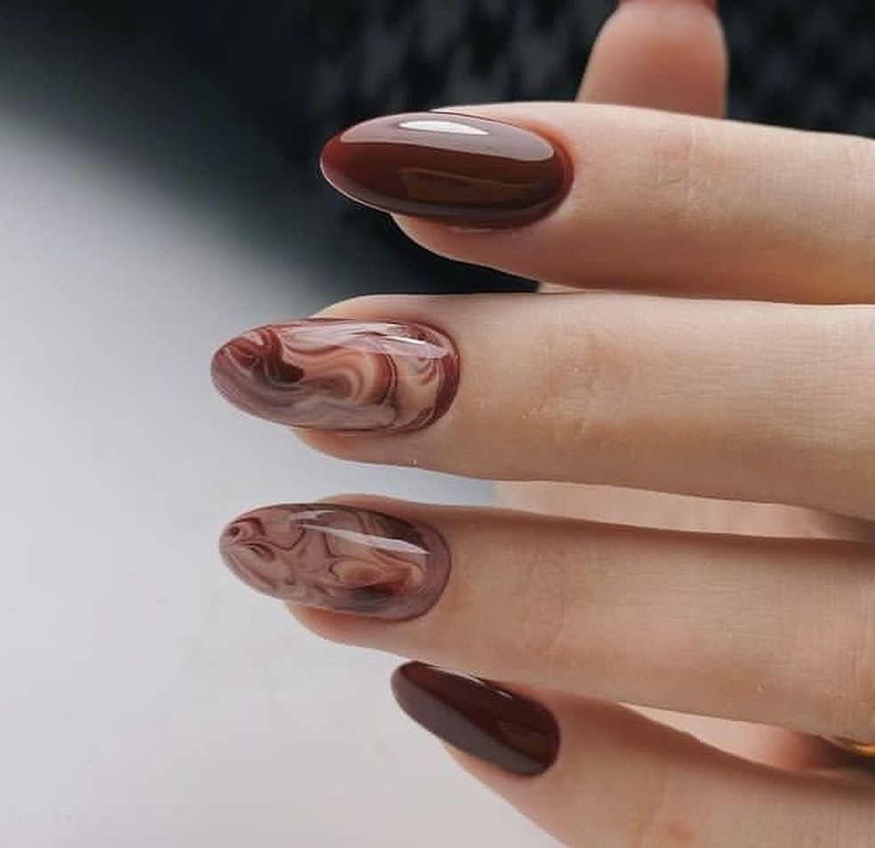 unha em gel marrom claro com nail art