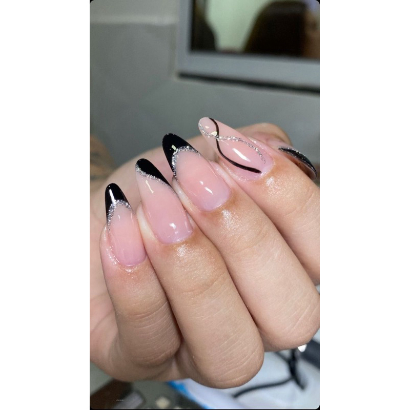 unha em gel preta fosca com glitter