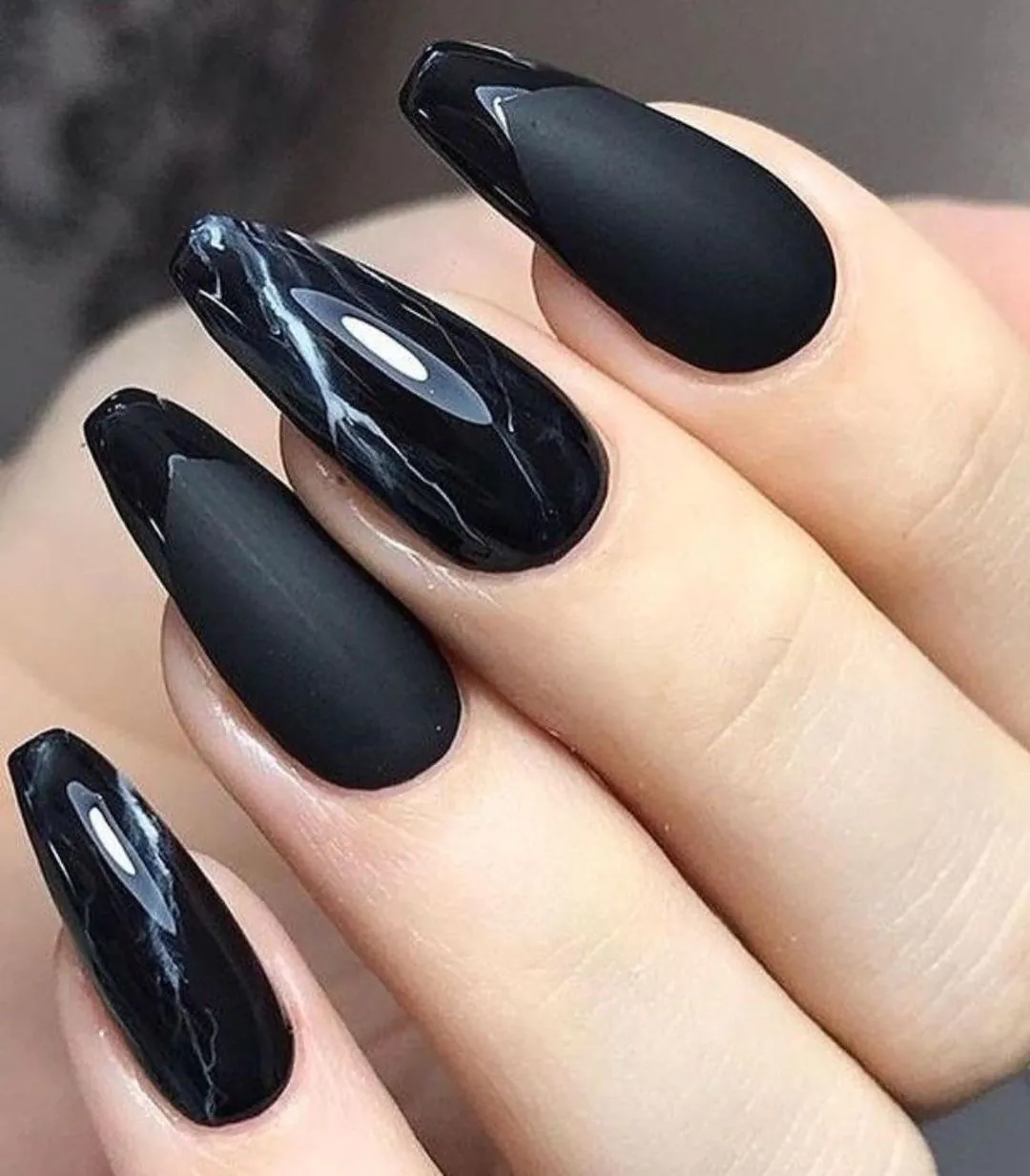unha em gel preta fosca stiletto