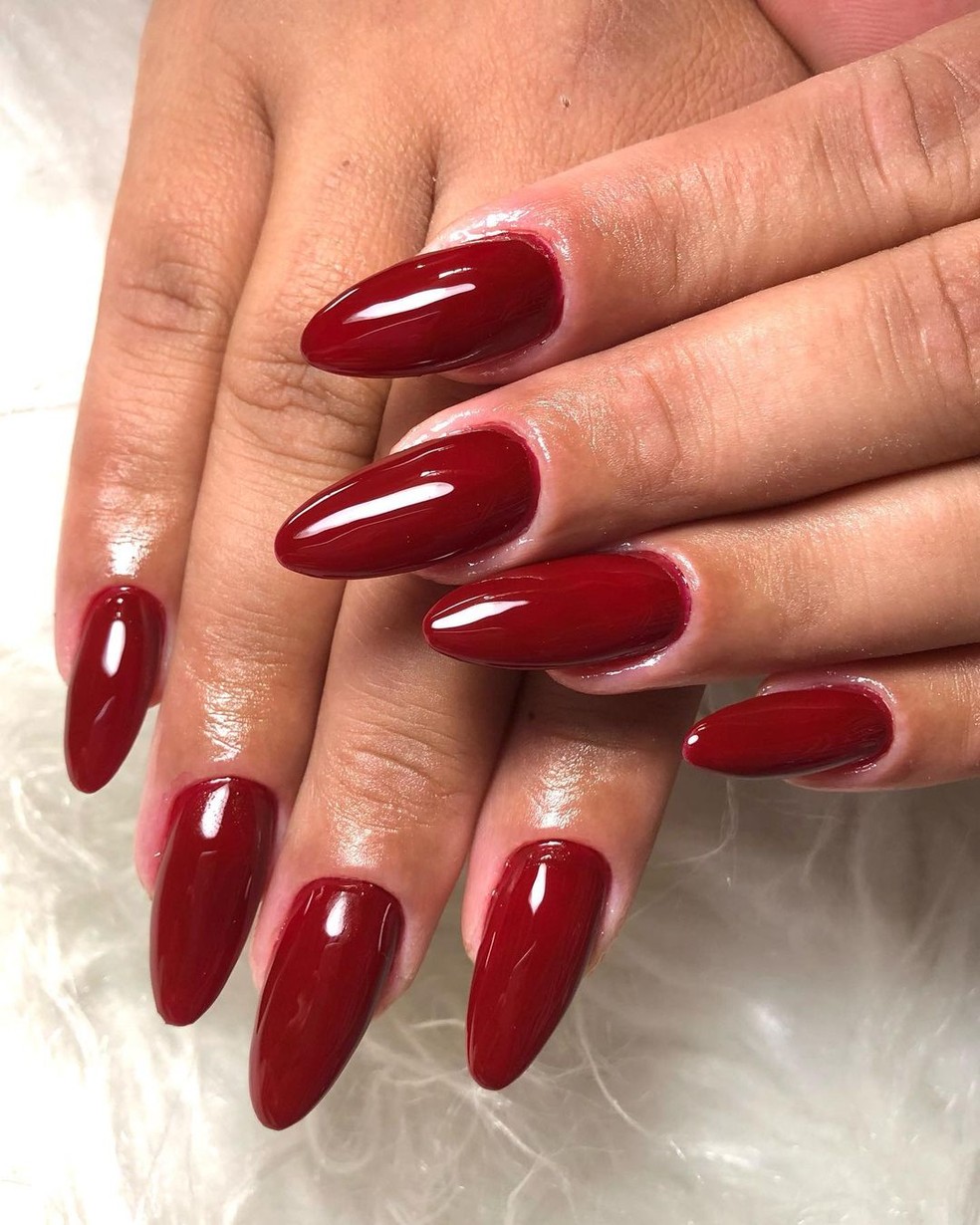 esmalte em gel vinho escuro