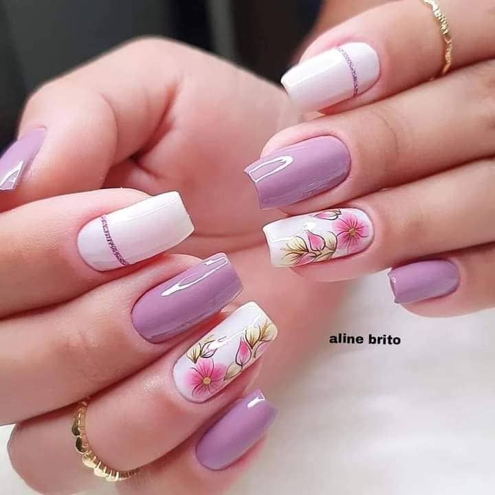 unha roxa com detalhes lilás