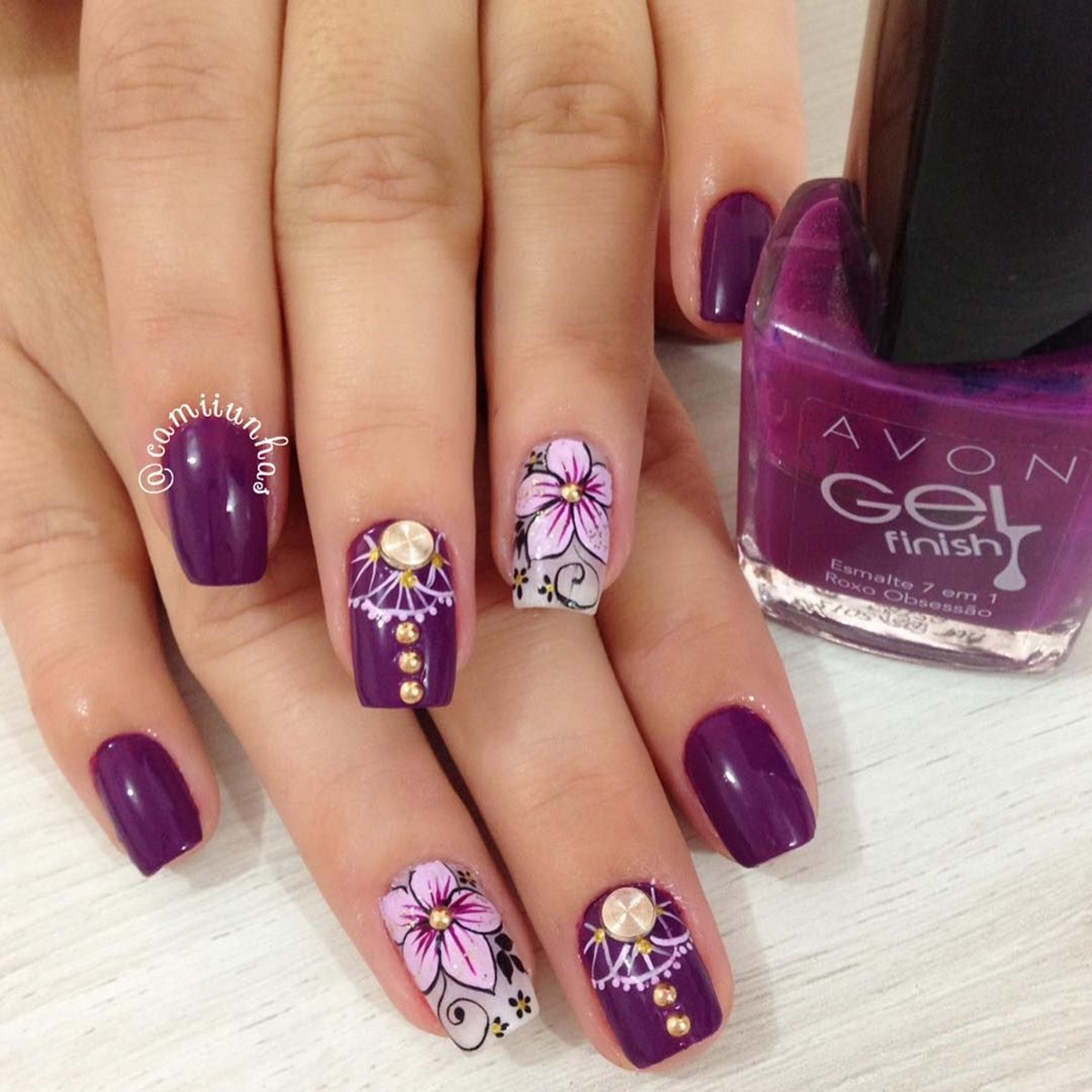 esmalte lilás e roxo
