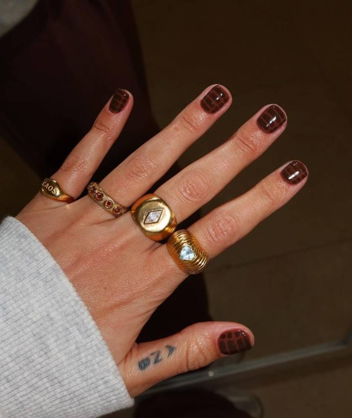esmalte marrom claro elegante