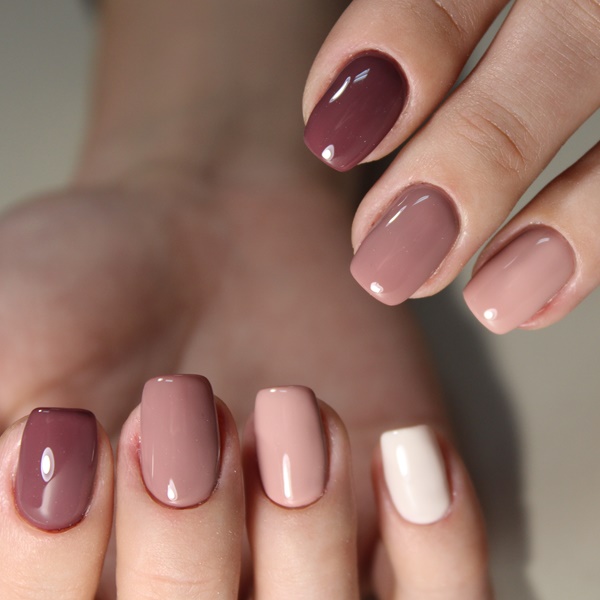 nail art marrom claro