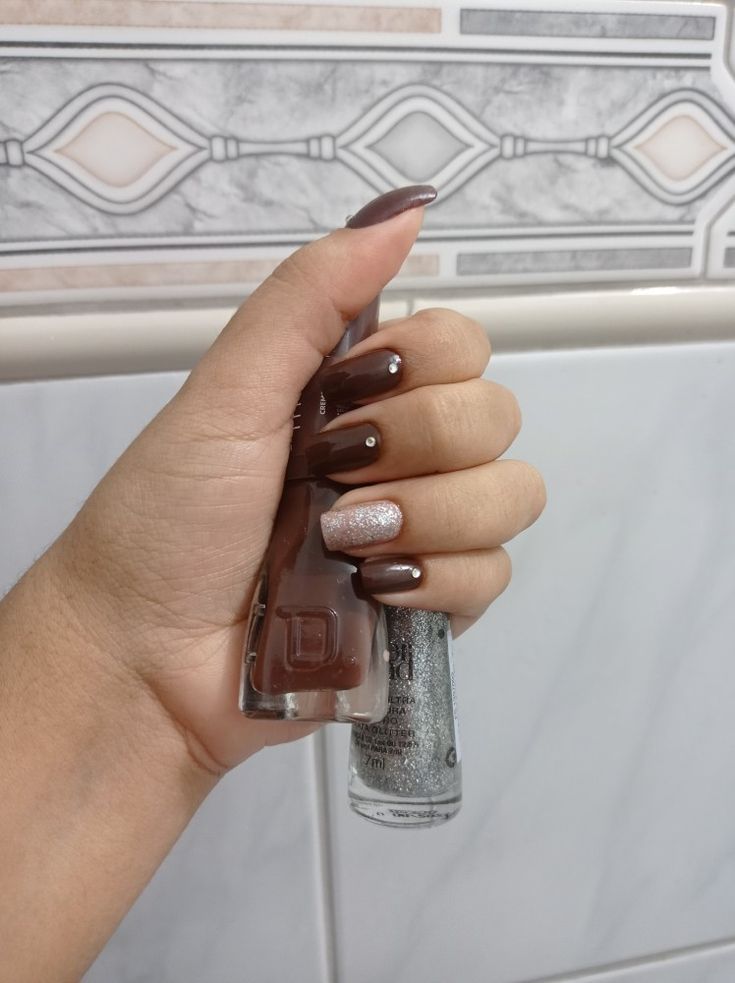 unha marrom com glitter bronze