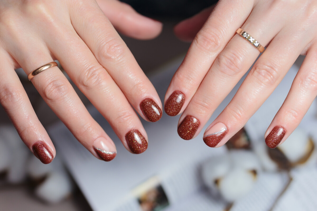 nail art marrom com glitter