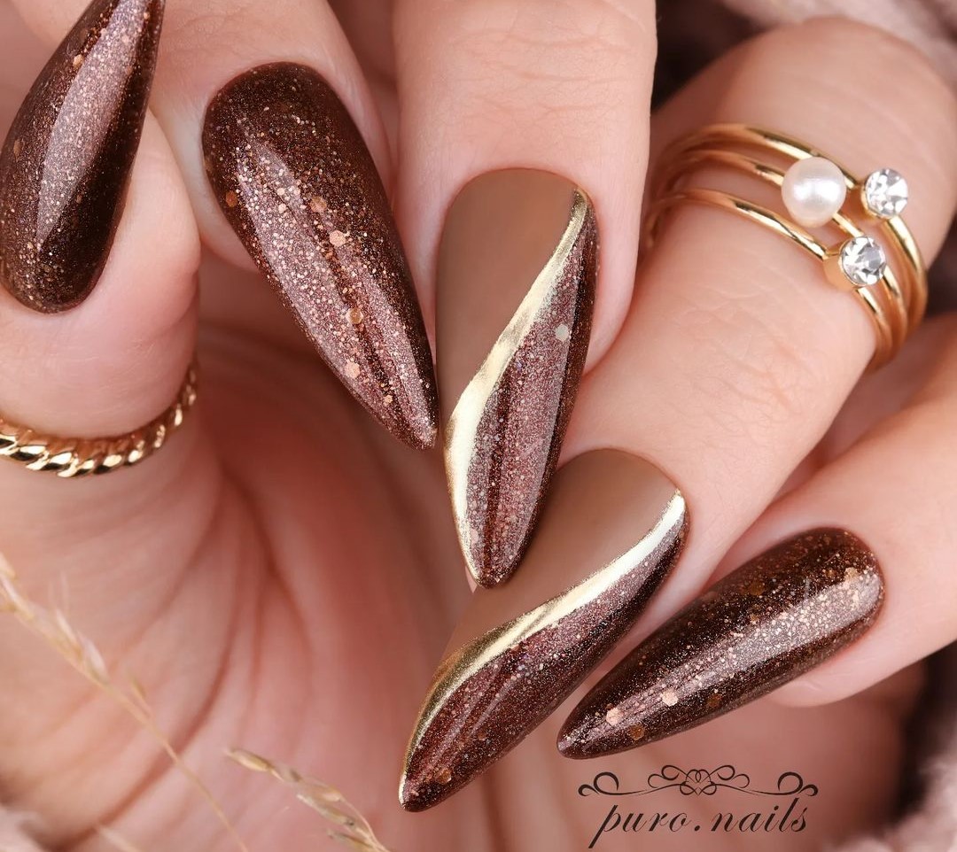 unha marrom com glitter dourado