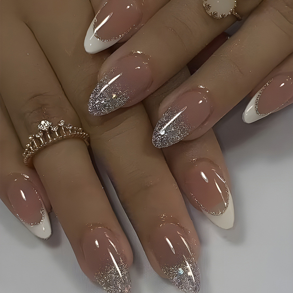 unha marrom com glitter holográfico