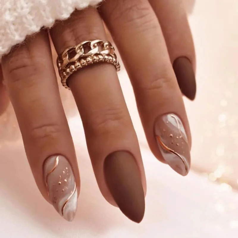 unha marrom com glitter encapsulado