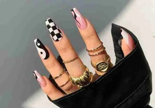 unhas francesinha preta e branca