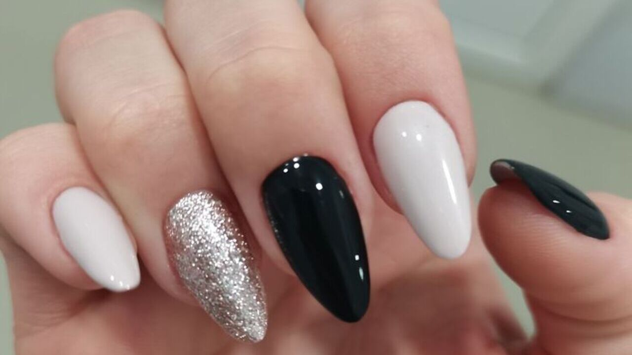 unhas preto e branco com brilho