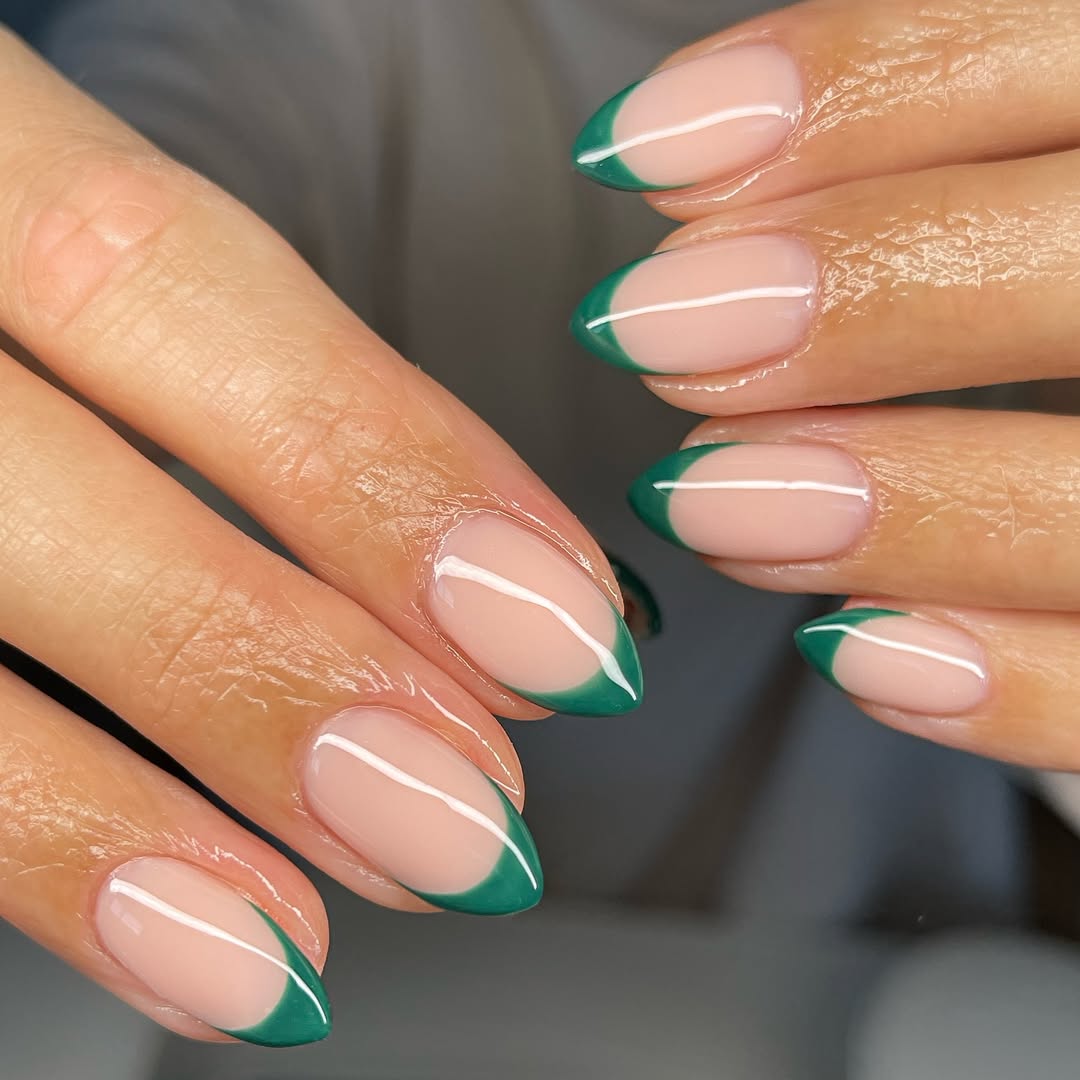 unha verde com nude