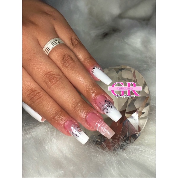 alongamento de unhas postiças
