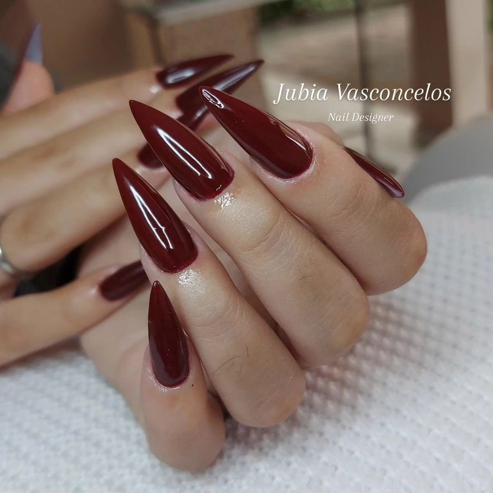 unha stiletto marsala