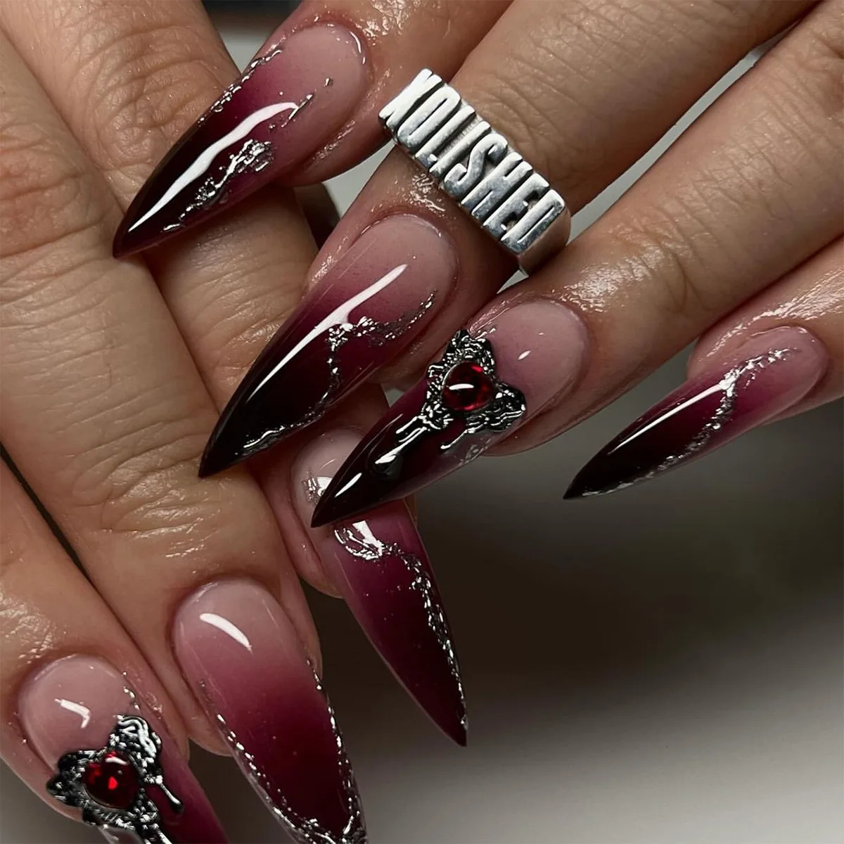 unha stiletto vermelho escuro