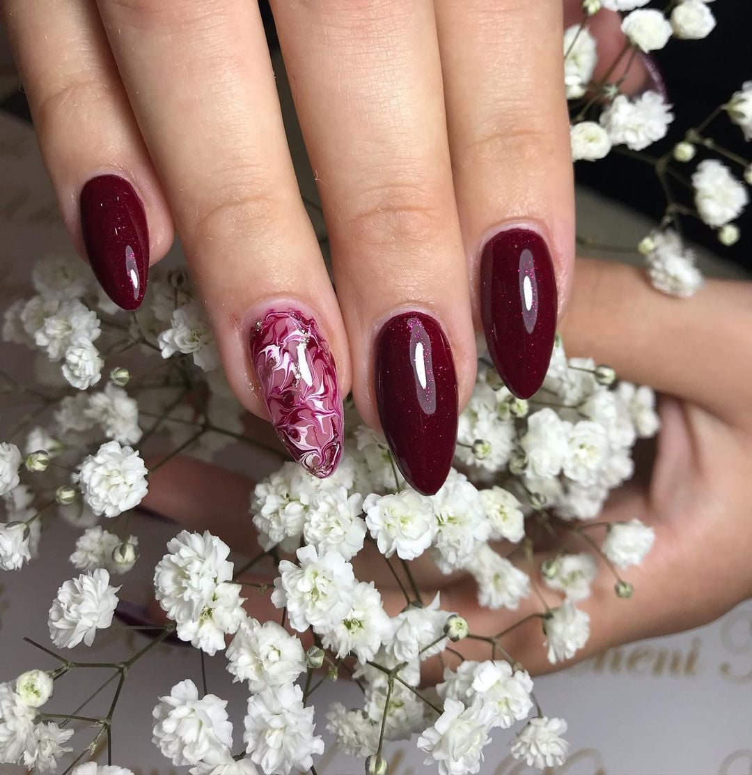 unha stiletto vinho com glitter