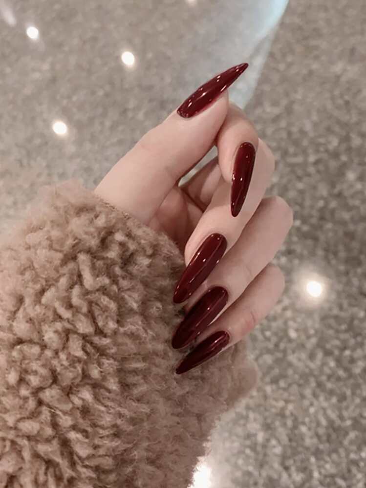 unha stiletto vinho decorada