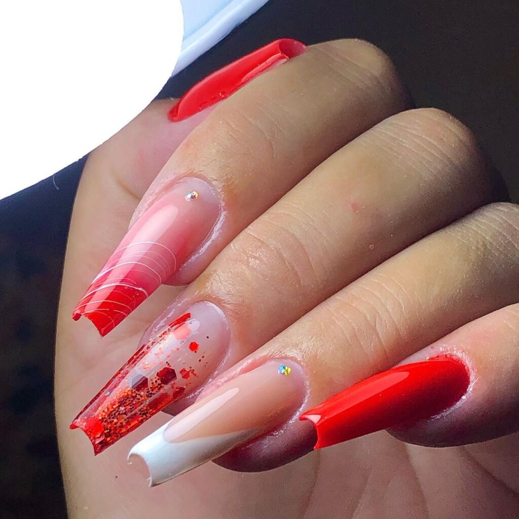 unhas vermelhas escuras
