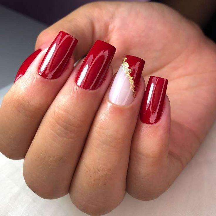 unhas vermelhas escuras