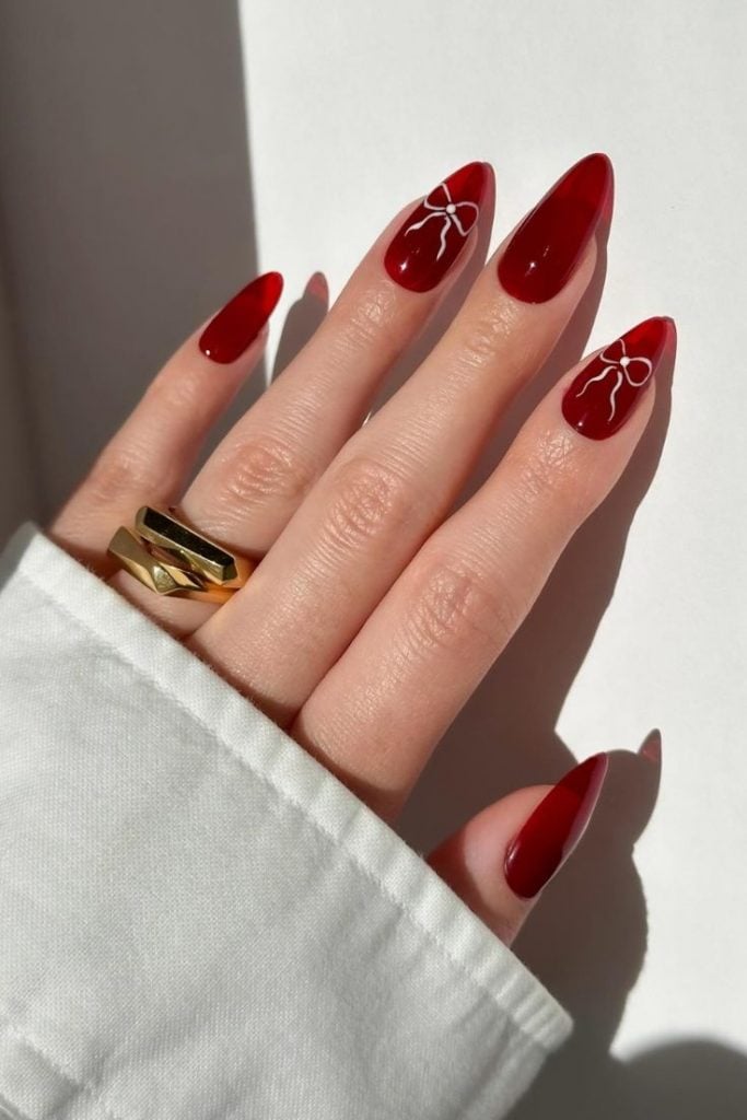 unhas vermelhas com dourado