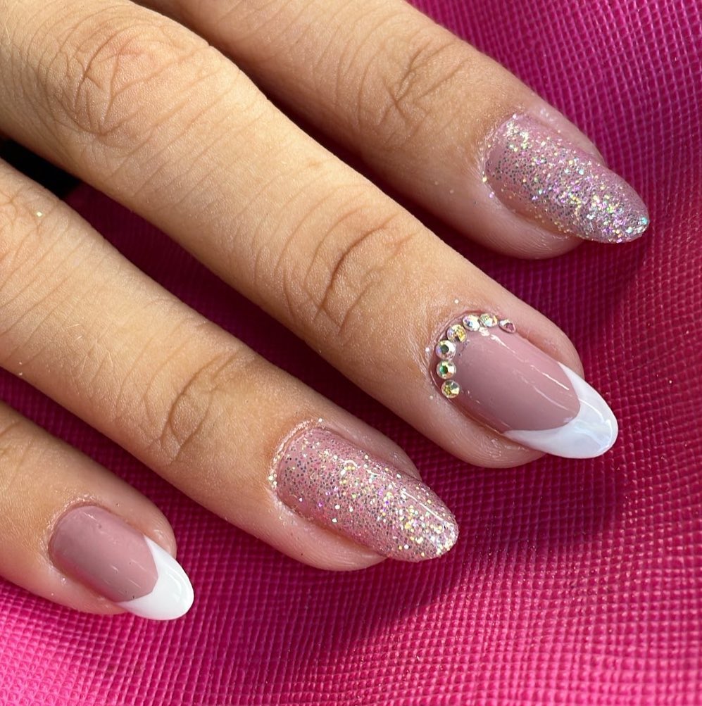 unhas curtas amendoadas elegantes