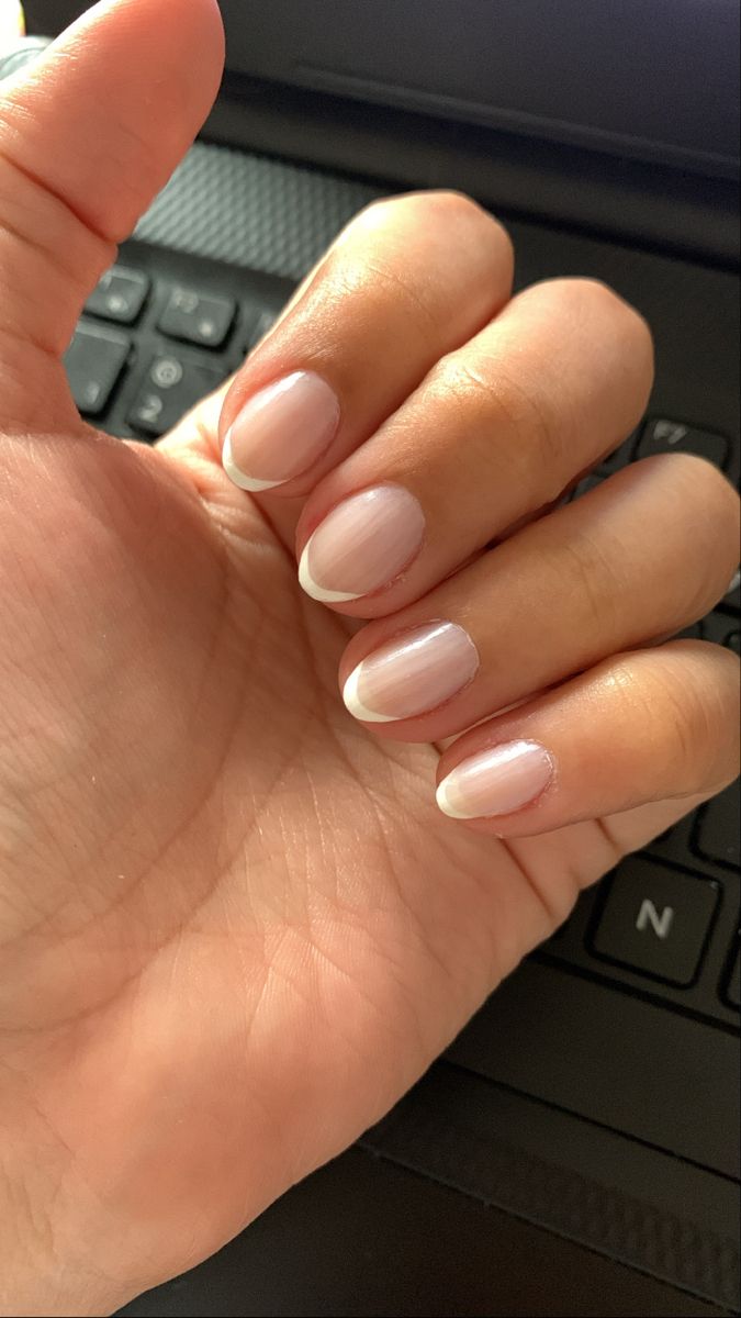 unhas curtas amendoadas elegantes