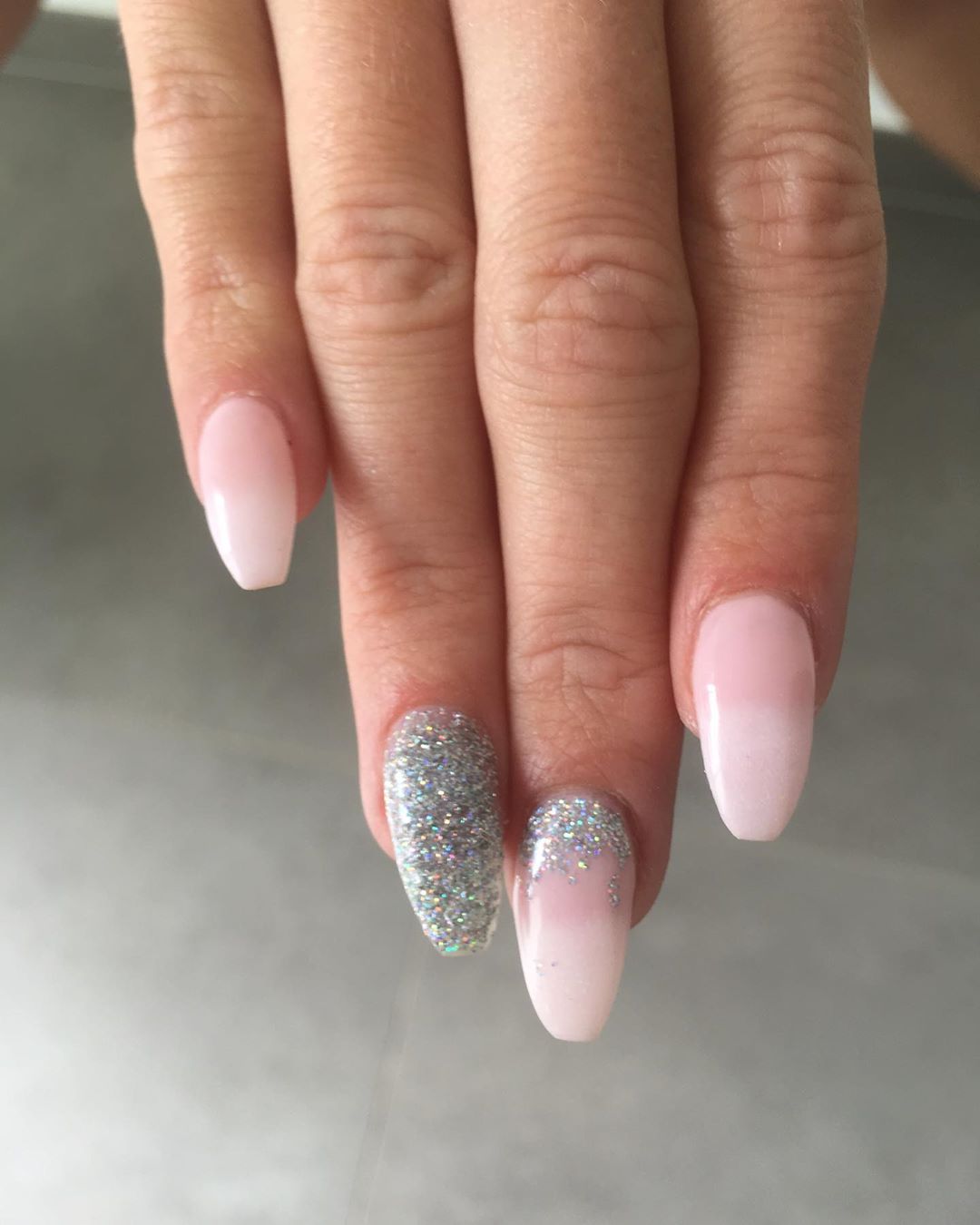 unhas francesinha com glitter