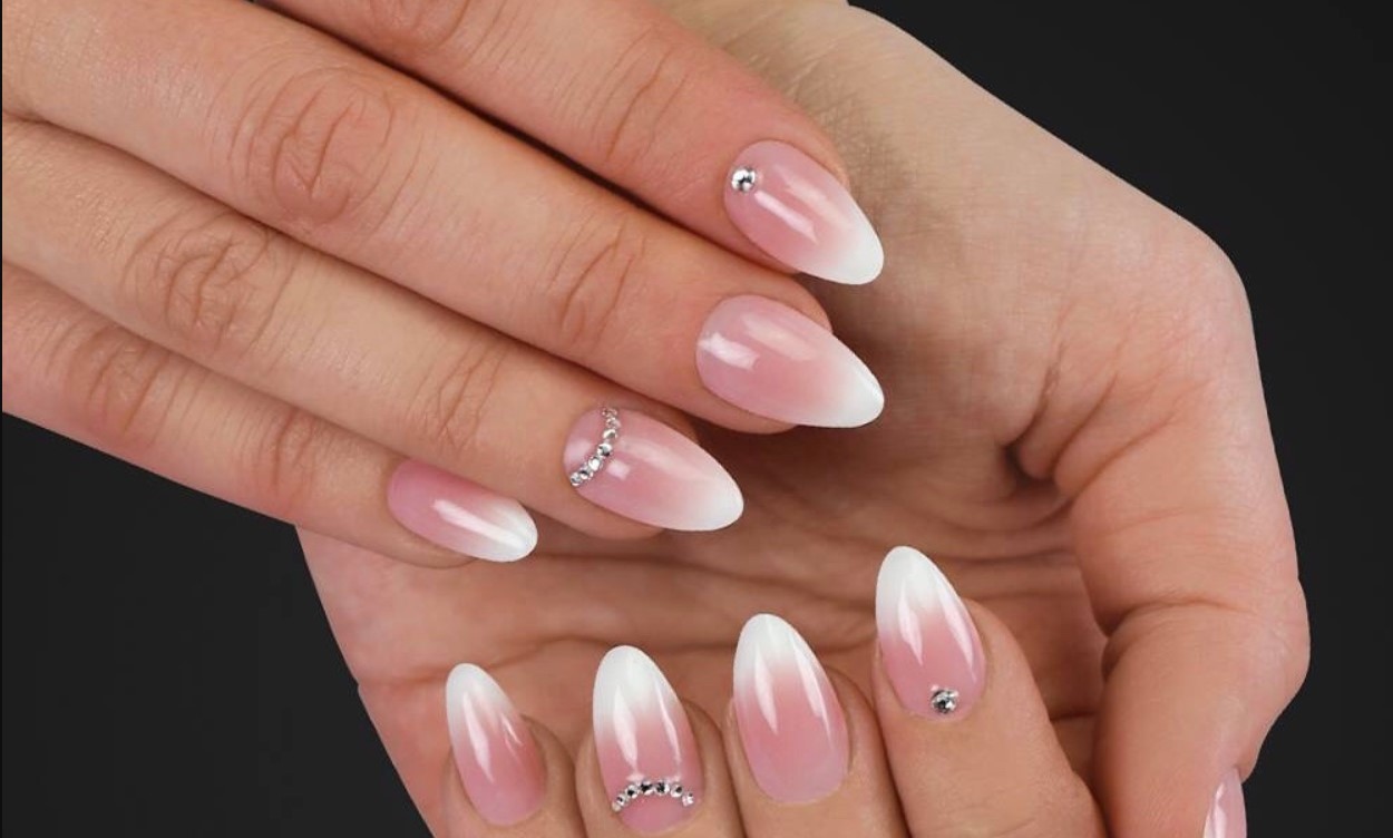 unhas degradê com glitter