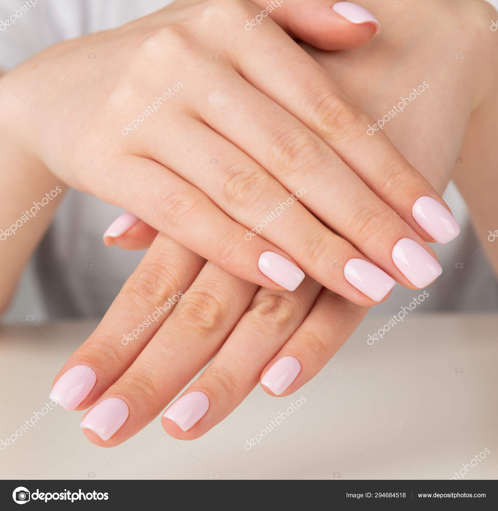 unhas claras com brilho