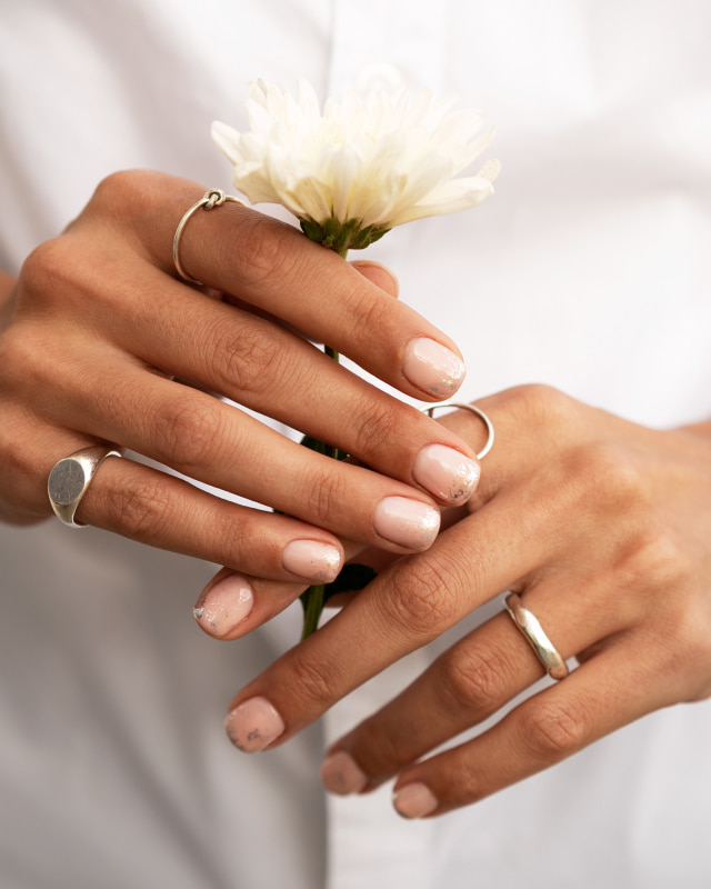 unhas claras minimalistas