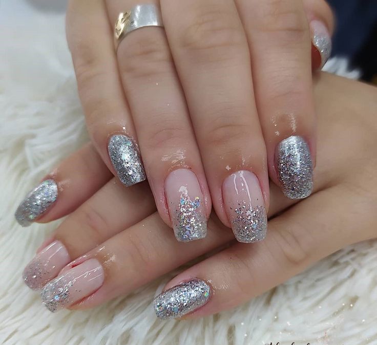 unha com glitter na ponta