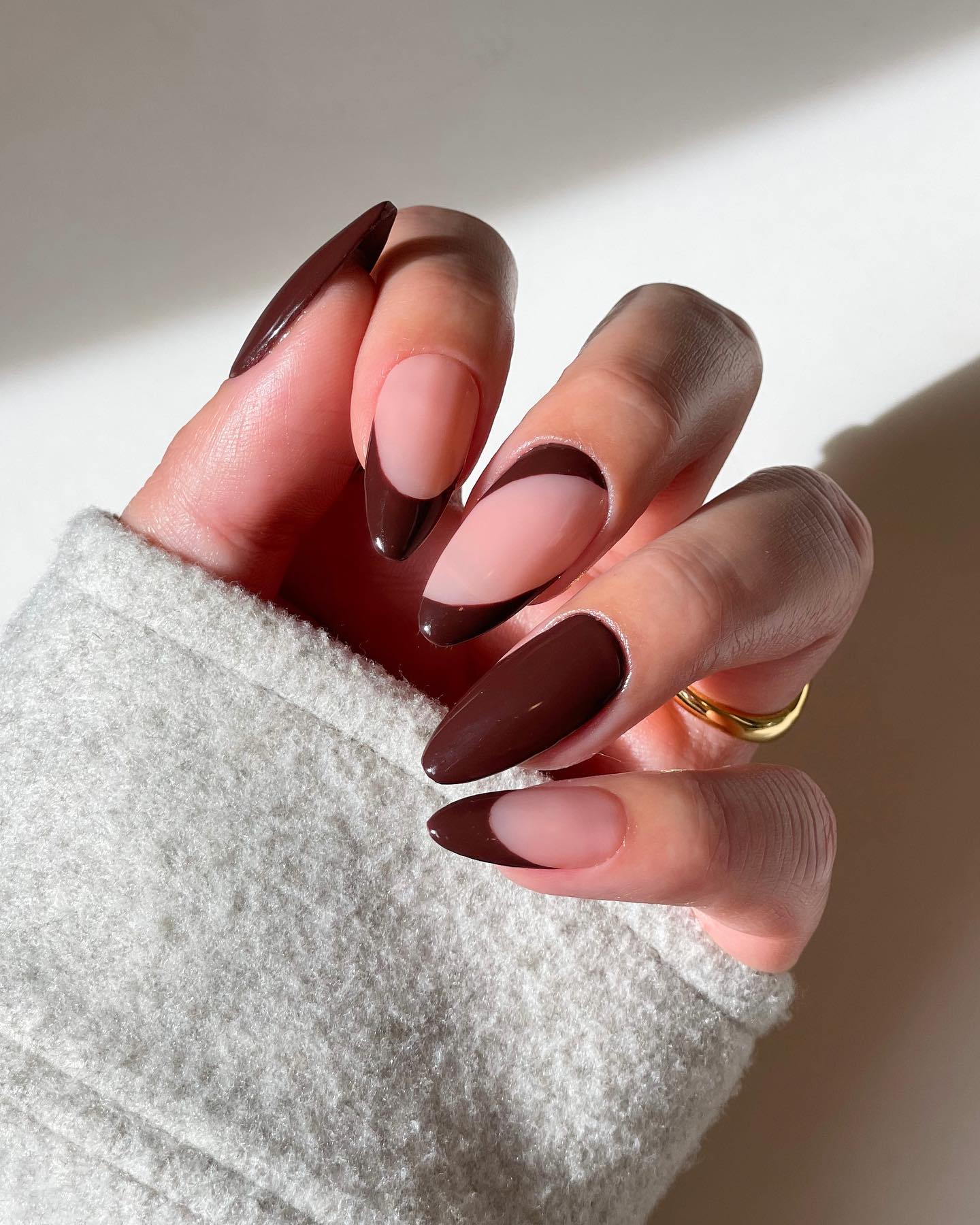 unhas de gel marrom nude