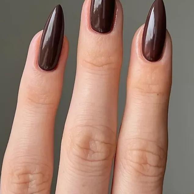 unhas de gel marrom café