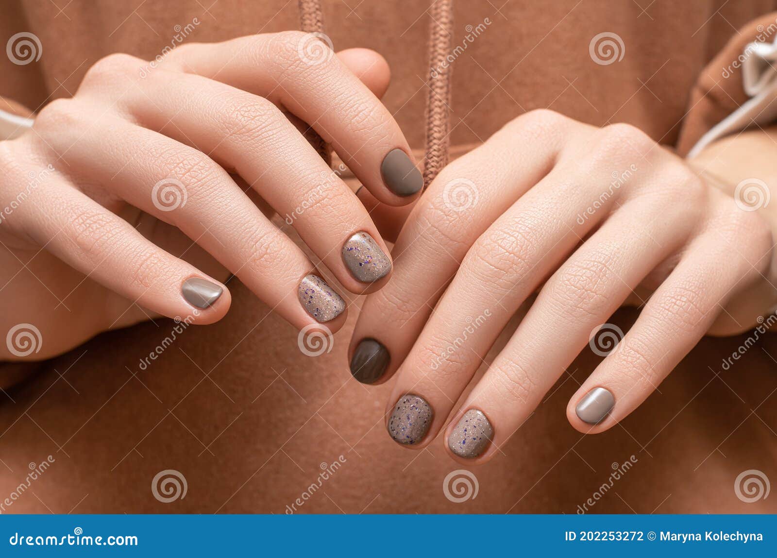unhas de gel marrom com dourado