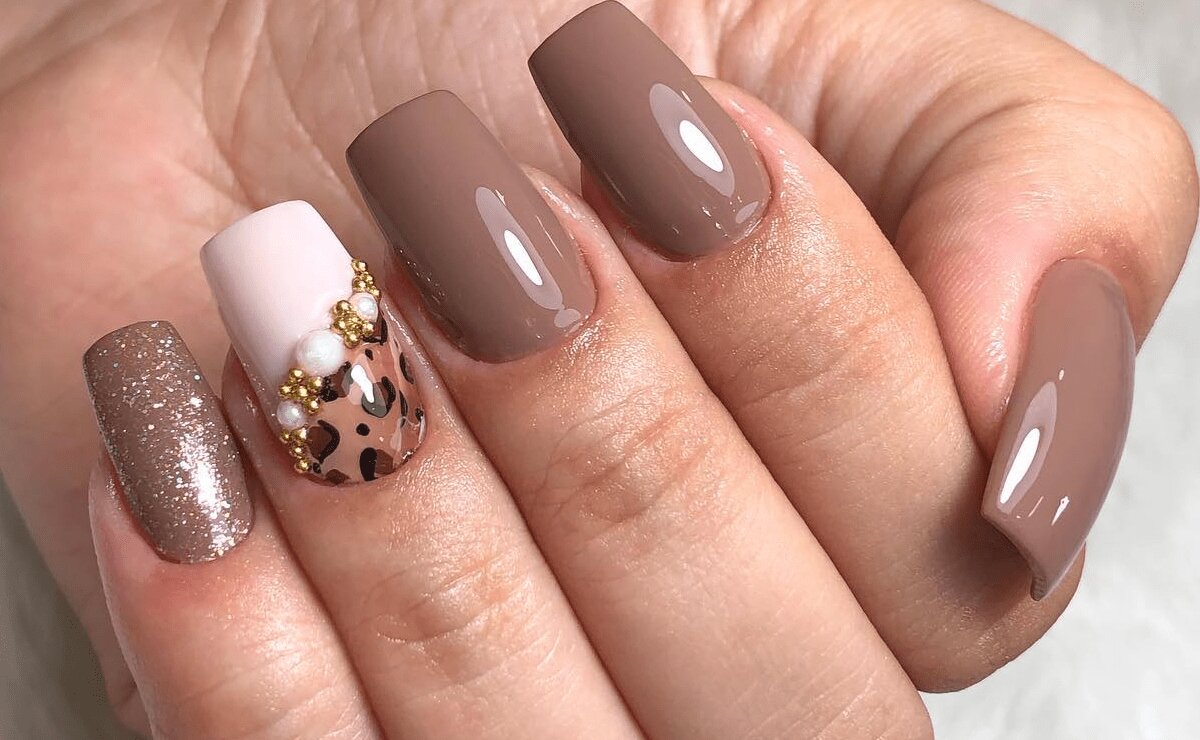 unhas de gel marrom café
