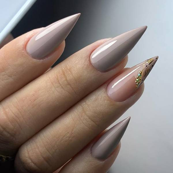 unhas de gel marrom escuro