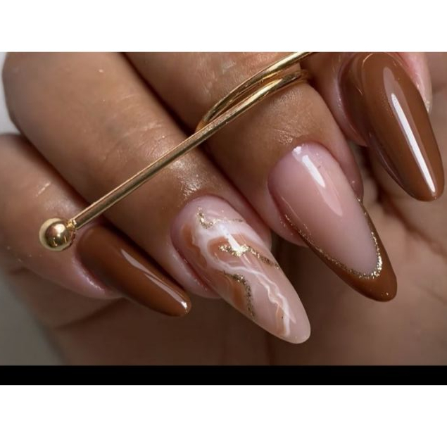 unhas de gel marrom claro