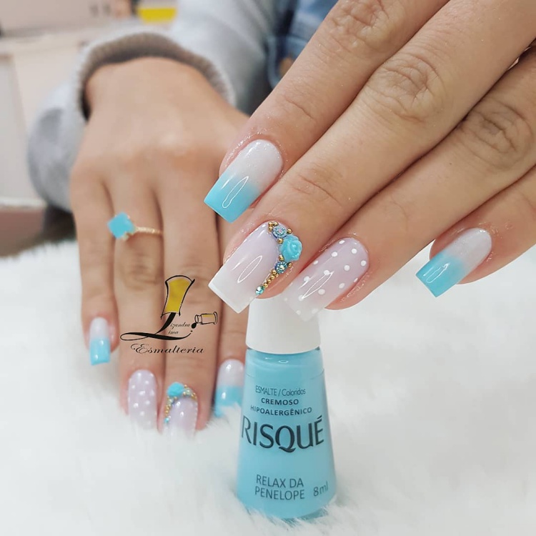 unhas com glitter azul bebê