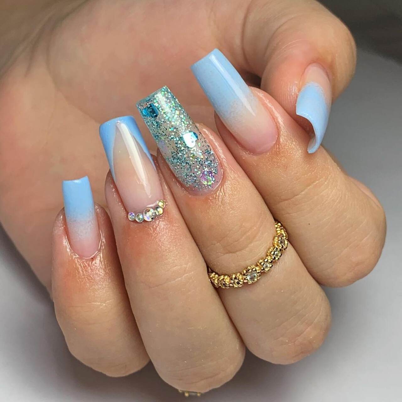 unhas fosca azul e branco
