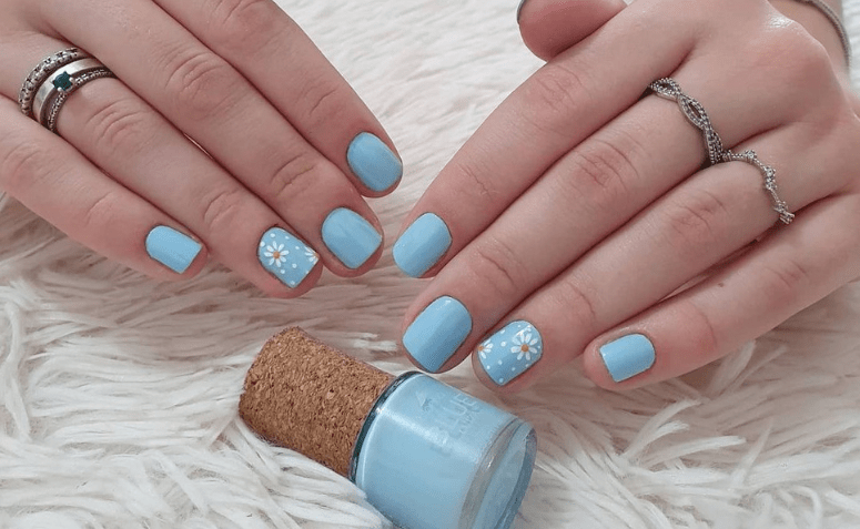 unha azul bebê decorada